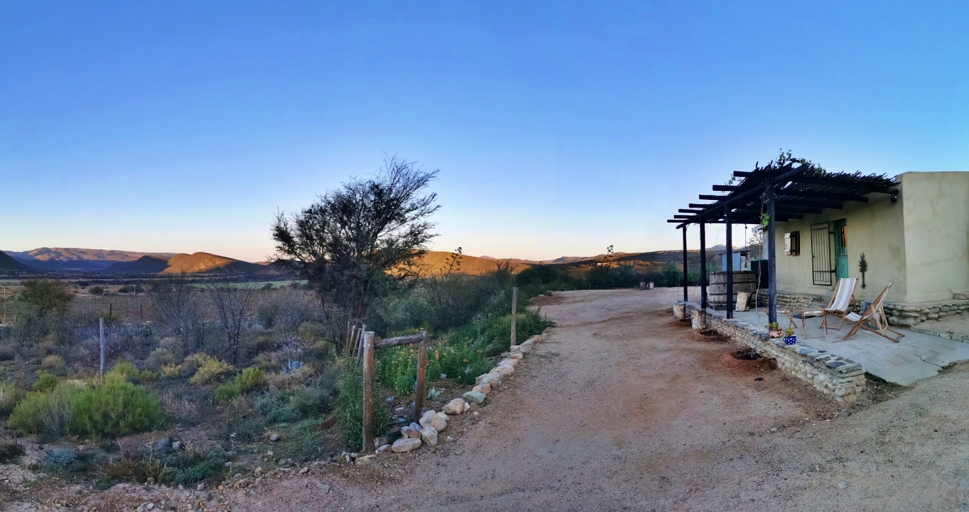 Kerneelia Kothuis is ’n “off-the-grid”-kothuis met al die geriewe vir ’n lekker Karoo-kuier. Kerneelia Kothuis is ’n “off-the-grid”-kothuis met al die geriewe vir ’n lekker Karoo-kuier.