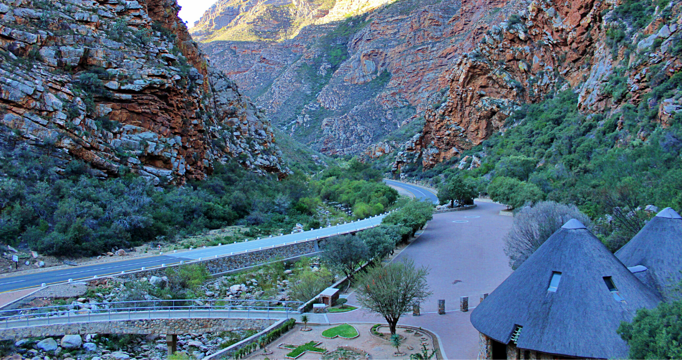 Daar is ’n gerieflike parkeerarea en publieke ablusiegeriewe wat baie goed onderhou word by Meiringspoort se waterval. Daar is ’n gerieflike parkeerarea en publieke ablusiegeriewe wat baie goed onderhou word by Meiringspoort se waterval.